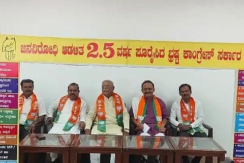 ವಿಜಯಪುರ ನಗರದ ಬಿಜೆಪಿ ಕಚೇರಿಯಲ್ಲಿ ಸಂಸದ ರಮೇಶ ಜಿಗಜಿಣಗಿ ಸುದ್ದಿಗೋಷ್ಠಿ ನಡೆಸಿದರು. ಮಾಜಿ ಶಾಸಕ ರಮೇಶ ಭೂಸನೂರ, ಬಿಜೆಪಿ ಜಿಲ್ಲಾಧ್ಯಕ್ಷ ಗುರುಲಿಂಗಪ್ಪ ಅಂಗಡಿ, ಸಂಜೀವ ಐಹೊಳೆ, ಈರಣ್ಣ ರಾವೂರ ಇದ್ದಾರೆ.