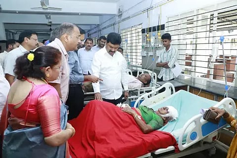 ಮೆಗ್ಗಾನ್ ಆಸ್ಪತ್ರೆಯಲ್ಲಿ ಸಂಸದ ಬಿ.ವೈ.ರಾಘವೇಂದ್ರ ಅವರು ಗಾಯಾಳು ಮಹಿಳೆಯ ಆರೋಗ್ಯ ವಿಚಾರಿಸಿದರು.