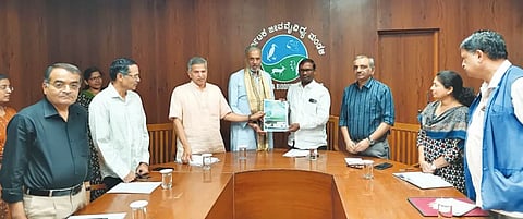 ಜೀವ ವೈವಿಧ್ಯ ಮಂಡಳಿ ಪಶ್ಚಿಮ ಘಟ್ಟಗಳಲ್ಲಿ ನಡೆಸಿದ ವೆಜ್ಞಾನಿಕ ಅಧ್ಯಯನಗಳ ವರದಿಯನ್ನು ಸಂಸದ ವಿಶ್ವೇಶ್ವರ ಹೆಗಡೆ ಕಾಗೇರಿ ಬಿಡುಗಡೆಗೊಳಿಸಿದರು. ವಡ್ನಾಳ್​ ಜಗದೀಶ, ಅನಂತ ಅಶೀಸರ, ಡಾ. ಬಾಲಚಂದ್ರ ಸಾಯೀಮನೆ, ನಾರಾಯಣ ಹೆಗಡೆ ಗಡಿಕೈ, ವಿಜಯಲಕ್ಷ್ಮೀ ಇತರರಿದ್ದರು.