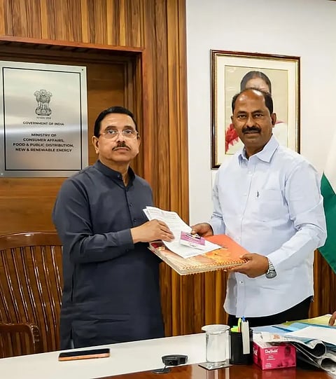 noc ಹುಬ್ಬಳ್ಳಿ ವಿಶ್ವೇಶ್ವರ ನಗರದಲ್ಲಿರುವ ಭಾರತೀಯ ಸೇನೆಯ ಜಾಗದ ಸಮಸ್ಯೆ ಬಗೆಹರಿಸುವಂತೆ ಆಗ್ರಹಿಸಿ ಬಿಜೆಪಿ ಮುಖಂಡ ಸಿದ್ದು ಮೊಗಲಿಶೆಟ್ಟರ ಅವರು ದೆಹಲಿಯಲ್ಲಿ ಕೇಂದ್ರ ಸಚಿವ ಪ್ರಲ್ಹಾದ ಜೋಶಿ ಅವರಿಗೆ ಮನವಿ ಸಲ್ಲಿಸಿದರು.