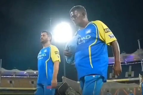 ಸ್ವಲ್ಪ ಪಕ್ಕಕ್ಕೆ ಸರಿಯುತ್ತೀರಾ? ಕ್ಯಾಮೆರಾಮೆನ್​ ಮಾತಿಗೆ ಸೈಲೆಂಟ್ ಪಂಚ್ ಕೊಟ್ಟ ಧೋನಿ, ಫ್ಯಾನ್ಸ್​ ಫಿದಾ! MS Dhoni 