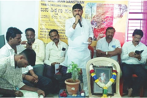 ಮಸ್ಕಿ ಹೈಟೆಕ್ ಕಂಪ್ಯೂಟರ್ ಶಿಕ್ಷಣ ಸಂಸ್ಥೆಯಲ್ಲಿ ರಿಪೇರಿ ಮತ್ತು ಮೆಂಟೇನನ್ಸ್ ಅಸಿಸ್ಟೆಂಟ್ ಸ್ಮಾರ್ಟ್ ಪೋನ್ಸ್ ತರಬೇತಿ ಕಾರ್ಯಕ್ರಮದಲ್ಲಿ ನಯೋಪ್ರಾ ಅಧ್ಯಕ್ಷ ಆರ್.ಸಿದ್ದನಗೌಡ ತುರ್ವಿಹಾಳ ಮಾತನಾಡಿದರು. ಭಾಜಪ ಎಸ್ಟಿ ಘಟಕದ ಜಿಲ್ಲಾ ಉಪಾಧ್ಯಕ್ಷ ಮೌನೇಶ ನಾಯಕ, ಪುರಸಭೆ ಮುಖ್ಯಾಧಿಕಾರಿ ನರಸರಡ್ಡಿ, ಪುರಸಭೆ ಸದಸ್ಯ ಮಲ್ಲಯ್ಯ ಇತರರಿದ್ದರು.