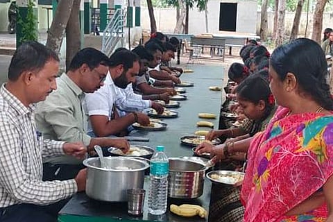 ಮಸ್ಕಿ ತಾಲೂಕಿನ ಕೋಳಬಾಳ ಗ್ರಾಮದ ಸರ್ಕಾರಿ ಪ್ರೌಢಶಾಲೆಗೆ ತಾಪಂ ಇಒ ಅಮರೇಶ ಯಾದವ್ ಭೇಟಿ ನೀಡಿ ವಿದ್ಯಾರ್ಥಿಗಳೊಂದಿಗೆ ಬಿಸಿಯೂಟ ಸವಿದರು. ಗ್ರಾಪಂ ಅಭಿವೃದ್ಧಿ ಅಧಿಕಾರಿ ಶಾಂತಪ್ಪ, ಮುಖ್ಯಶಿಕ್ಷಕ ಭರತೇಶ ಇತರರಿದ್ದರು.