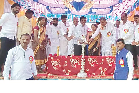 ಹಂಚಿನಾಳ ಗ್ರಾಮದ ಸಹಿಪ್ರಾ ಶಾಲೆಯಲ್ಲಿ ಹಮ್ಮಿಕೊಂಡಿದ್ದ ಪ್ರತಿಭಾ ಕಾರಂಜಿ ಕಾರ್ಯಕ್ರಮವನ್ನು ಅಕ್ಷರ ದಾಸೋಹ ಯೋಜನೆ ಸಹಾಯಕ ನಿರ್ದೇಶಕ ಸಾಬಣ್ಣ ವಗ್ಗರ ಉದ್ಘಾಟಿಸಿದರು. ಸಿಆರ್‌ಪಿ ಜಗದೀಶ, ಎಸ್ಡಿಎಂಸಿ ಪದಾಧಿಕಾರಿಗಳು ಇತರರಿದ್ದರು