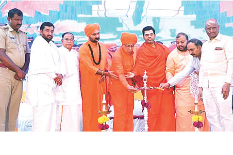 ಮೆದಕಿನಾಳ ಗ್ರಾಮದಲ್ಲಿ ಲಿಂ.ಚನ್ನಮಲ್ಲ ಶಿವಯೋಗಿಗಳ ಜಾತ್ರೋತ್ಸವ, ಸಾಮೂಹಿಕ ವಿವಾಹ ಹಾಗೂ ಉಡಿ ತುಂಬುವ ಕಾರ್ಯಕ್ರಮವನ್ನು ಸಂತೆಕೆಲ್ಲೂರಿನ ಗುರುಬಸವ ಸ್ವಾಮೀಜಿ ಉದ್ಘಾಟಿಸಿದರು. ಡಾ.ಚನ್ನಮಲ್ಲ ಸ್ವಾಮೀಜಿ, ವಾಮದೇವ ಶಿವಾಚಾರ್ಯರು, ಮಾಜಿ ಶಾಸಕ ಪ್ರತಾಪಗೌಡ ಪಾಟೀಲ್, ಡಾ.ಮಲ್ಲಿಕಾರ್ಜುನ ಕೆ, ಪಿಎಸ್‌ಐ ಕೆ.ರಂಗಯ್ಯ ಇತರರಿದ್ದರು.