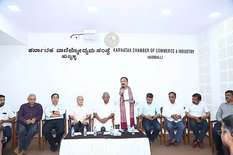 Incomex ಹುಬ್ಬಳ್ಳಿಯ ಕರ್ನಾಟಕ ವಾಣಿಜ್ಯೋದ್ಯಮ ಸಂಸ್ಥೆಯಲ್ಲಿ ಆಯೋಜಿಸಿದ್ದ ಪೂರ್ವಸಿದ್ಧತಾ ಸಭೆಯಲ್ಲಿ ಶಾಸಕ ಮಹೇಶ ಟೆಂಗಿನಕಾಯಿ ಮಾತನಾಡಿದರು.
