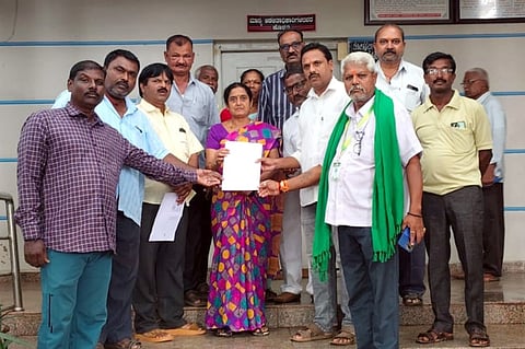 POOR ಲಕ್ಷ್ಮೇಶ್ವರದಲ್ಲಿ ಪುರಸಭೆಯ ಮುಕ್ತಿ ವಾಹನದ ಶುಲ್ಕ ಕಡಿಮೆ ಮಾಡುವಂತೆ ಸಾರ್ವಜನಿಕರು ಪುರಸಭೆ ಮುಖ್ಯಾಧಿಕಾರಿಗೆ ಮನವಿ ಸಲ್ಲಿಸಿದರು. 