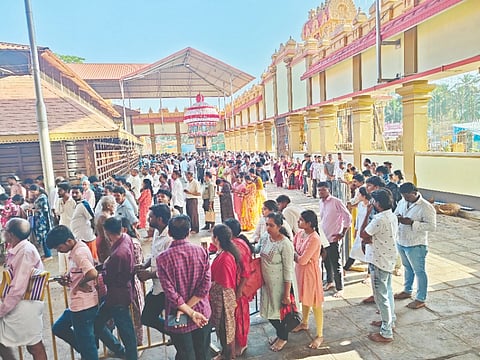 ಮಲ್ಲಿಗೆ ಪ್ರಸಾದ ಪಡೆಯಲು ನಿಂತಿರುವ ಭಕ್ತರ ಸಮೂಹ.