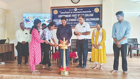  ಹಳೆಯಂಗಡಿ ಸರ್ಕಾರಿ ಪ್ರಥಮ ದರ್ಜೆ ಕಾಲೇಜಿನಲ್ಲಿ ಲಾಜಿಸ್ಟಿಕ್ಸ್ ಮತ್ತು ಸಪ್ಲೈ ಚೈನ್ ಮ್ಯಾನೇಜ್ಮೆಂಟ್‌ನ ನೂತನ ವಿಭಾಗವನ್ನು ನವಮಂಗಳೂರು ಬಂದರು ಪ್ರಾಧಿಕಾರದ ಮಾಜಿ ಟ್ರಸ್ಟಿ ಭರತ್ ಕುಮಾರ್ ಉದ್ಘಾಟಿಸಿದರು. ಪ್ರಾಂಶುಪಾಲ ಡಾ.ಕಿರಣ್ ಎಂ., ವಿಆರ್‌ಎಲ್ ಲಾಜಿಸ್ಟಿಕ್ಸ್‌ನ ಏರಿಯಾ ಮ್ಯಾನೇಜರ್ ಎಂ.ಬಿ ಪಾಟೀಲ್ ಮತ್ತಿತರರಿದ್ದರು.