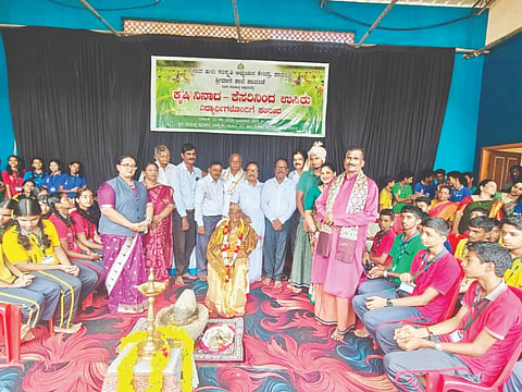   ಕೃಷಿ ನಿನಾದ ಕೆಸರಿನಿಂದ ಉಸಿರು ಕಾರ್ಯಕ್ರಮದಲ್ಲಿ ಹಿರಿಯ ಕೃಷಿಕ ಪಾವಂಜೆ ಗಂಗಾ ದೇವಾಡಿಗ ಅವರನ್ನು ಗೌರವಿಸಲಾಯಿತು. ಮೂಲ್ಕಿ ಸರ್ಕಾರಿ ಪದವಿ ಪೂರ್ವ ಕಾಲೇಜು ಪ್ರಾಂಶುಪಾಲ ಡಾ.ವಾಸುದೇವ ಬೆಳ್ಳೆ, ರಂಗಕರ್ಮಿ ಚಂದ್ರಶೇಖರ ಸುವರ್ಣ ಮೊದಲಾದವರಿದ್ದರು.