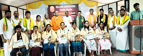 ಸೌದಿ ಅರೇಬಿಯಾ ಬಿಲ್ಲವ ಅಸೋಸಿಯೇಷನ್ ವತಿಯಿಂದ ಶೈಕ್ಷಣಿಕ ಸಾಧಕ ವಿದ್ಯಾರ್ಥಿಗಳಿಗೆ ಪ್ರತಿಭಾ ಪುರಸ್ಕಾರ ನೀಡಿ ಗೌರವಿಸಲಾಯಿತು. ಆರ್ಯ ಈಡಿಗ ಮಹಾಸಂಸ್ಥಾನದ ಪೀಠಾಧಿಪತಿ ಶ್ರೀ ವಿಖ್ಯಾತಾನಂದ ಸ್ವಾಮೀಜಿ, ಶಾಸಕ ಉಮಾನಾಥ ಕೋಟ್ಯಾನ್, ಕುದ್ರೋಳಿ ಶ್ರೀ ಗೋಕರ್ಣನಾಥೇಶ್ವರ ದೇವಸ್ಥಾನ ಕೋಶಾಧಿಕಾರಿ ಪದ್ಮರಾಜ್ ಆರ್ ಮತ್ತಿತರರಿದ್ದರು.  