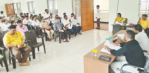   ಮೂಲ್ಕಿ ತಾಲೂಕು ಪರಿಶಿಷ್ಟ ಜಾತಿ, ಪರಿಶಿಷ್ಟ ವರ್ಗದ ಕುಂದುಕೊರತೆ ಸಮಿತಿ ಸಭೆ ನಡೆಯಿತು. ತಹಸೀಲ್ದಾರ್ ಪೃಥ್ವಿ ಸಾನಿಕಂ, ತಾಪಂ ಕಾರ್ಯನಿರ್ವಹಣಾಧಿಕಾರಿ ಗುರುದತ್ ಮೊದಲಾದವರಿದ್ದರು.  