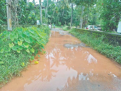  ಹೊಂಡ ಗುಂಡಿಗಳಿಂದ ಆವೃತವಾಗಿ ಹದಗೆಟ್ಟಿರುವ ಕೊಳಚಿಕಂಬಳ ರಸ್ತೆ.  