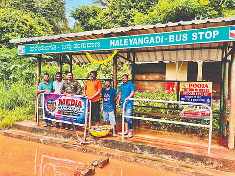  ಹಳೆಯಂಗಡಿ ಬಸ್ ತಂಗುದಾಣದಲ್ಲಿ ಮಂಗಳೂರು ಮೀಡಿಯಾ ಮನಸುಗಳು ತಂಡದಿಂದ ಶ್ರಮದಾನ ನಡೆಯಿತು.
