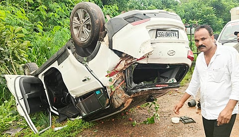 ಕೊಲ್ನಾಡು ಬಳಿ ರಾಷ್ಟ್ರೀಯ ಹೆದ್ದಾರಿಯಲ್ಲಿ ಕಾರು ಪಲ್ಟಿಯಾಗಿ ಮಿನಿ ಗೂಡ್ಸ್ ಟೆಂಪೋಗೆ ಡಿಕ್ಕಿಯಾಗಿರುವುದು.  