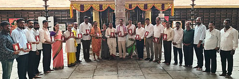  ಬ್ರಹ್ಮಶ್ರೀ ನಾರಾಯಣಗುರು ಸಚ್ಚರಿತ್ರೆ (ಭಾಗ-1) ಗ್ರಂಥವನ್ನು ಶಾಸಕ ಉಮಾನಾಥ್ ಕೋಟ್ಯಾನ್ ಲೋಕಾರ್ಪಣೆಗೊಳಿಸಿದರು. ಕ್ಷೇತ್ರದ ಕಾರ್ಯನಿರ್ವಹಣಾಧಿಕಾರಿ ಶ್ವೇತಾ ಪಳ್ಳಿ, ಅರ್ಚಕ ಗೋಪಾಲಕೃಷ್ಣ ಭಟ್, ಅಭಿವೃದ್ಧಿ ಸಮಿತಿಯ ಸುನೀಲ್ ಆಳ್ವ, ಲಂಡನ್ ಬಿಲ್ಲವರ ಅಸೋಸಿಯೇಷನ್ ಸ್ಥಾಪಕ ಅಧ್ಯಕ್ಷ ಡಾ.ಪಿಕೆ.ಮನೋಜ್ ಪೂಜಾರಿ ಮೊದಲಾದವರಿದ್ದರು.