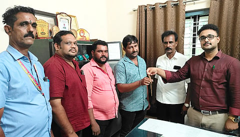 ಮೂಲ್ಕಿ ನಪಂ ಮುಖ್ಯಾಧಿಕಾರಿ ಮಧುಕರ್ ಚಿನ್ನಾಭರಣವನ್ನು ನಾಗೇಶ್ ಅವರಿಗೆ ಹಸ್ತಾಂತರಿಸಿದರು. ಮೂಲ್ಕಿ ನಪಂ ಮಾಜಿ ಸದಸ್ಯರಾದ ಪುತ್ತುಬಾವ, ಬಾಲಚಂದ್ರ ಕಾಮತ್, ನಪಂ ಸಿಬ್ಬಂದಿ ನವೀನ್ ಚಂದ್ರ, ಕಿಶೋರ್, ಅಜಯ್ ಮತ್ತಿತರರು ಉಪಸ್ಥಿತರಿದ್ದರು.