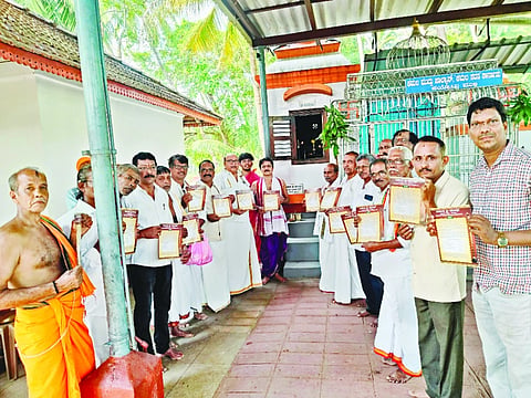 ಕಾರ್ನಾಡು ಶ್ರೀ ಧರ್ಮಸ್ಥಾನ ಕ್ಷೇತ್ರದಲ್ಲಿ ಧ್ವಜಸ್ತಂಭ ನಿರ್ಮಾಣದ ಮನವಿ ಪತ್ರ ಬಿಡುಗಡೆ ಮಾಡಲಾಯಿತು.