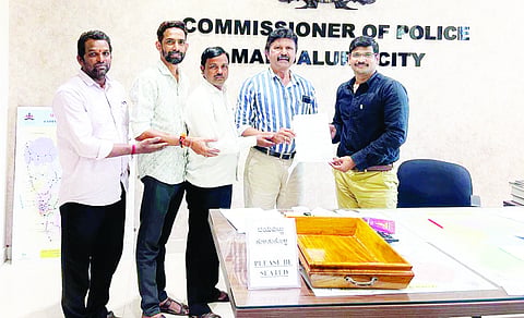 ಮೂಲ್ಕಿ ನಾಗರಿಕ ಹಿತರಕ್ಷಣಾ ಸಮಿತಿಯಿಂದ ಪೊಲೀಸ್ ಆಯುಕ್ತರಿಗೆ ನಿತ್ಯ ಅಪಘಾತ ಪ್ರದೇಶಗಳಾದ ಮೂಲ್ಕಿ ಮತ್ತು ಹಳೆಯಂಗಡಿ ಜಂಕ್ಷನ್‌ನಲ್ಲಿ ಸಿಗ್ನಲ್ ಲೈಟ್ ಅಳವಡಿಕೆ ಬಗ್ಗೆ ಮನವಿ ಸಲ್ಲಿಸಲಾಯಿತು.  
