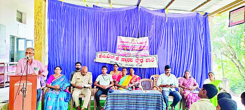 ಅತಿಕಾರಿಬೆಟ್ಟು ಗ್ರಾಪಂ ವ್ಯಾಪ್ತಿಯ ಮಕ್ಕಳ ಗ್ರಾಮ ಸಭೆಯಲ್ಲಿ ಸಂಪನ್ಮೂಲ ವ್ಯಕ್ತಿಯಾಗಿ ನಿವೃತ್ತ ಮುಖ್ಯಶಿಕ್ಷಕ ನಾಗಭೂಷಣ್ ರಾವ್ ಮಾತನಾಡಿದರು.