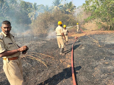  ಮೂಡುಬಿದಿರೆ ಅಗ್ನಿ ಶಾಮಕ ಘಟಕದ ಸಿಬ್ಬಂದಿ ಬೆಂಕಿ ನಂದಿಸಿದರು.  