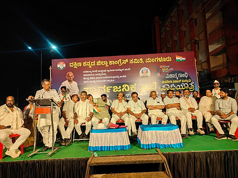 ಮೂಲ್ಕಿಯಲ್ಲಿ  ಮಹಾತ್ಮ ಗಾಂಧಿ ಮನರೇಗಾ ಬಚಾವ್ ಸಂಗ್ರಾಮ ಪಾದಯಾತ್ರೆ ಸಮಾರೋಪದಲ್ಲಿ ಮಾಜಿ ಸಂಸದ ವಿ.ಎಸ್.ಉಗ್ರಪ್ಪ ಮಾತನಾಡಿದರು. ಮಾಜಿ ಸಚಿವರಾದ ರಮಾನಾಥ ರೈ, ಅಭಯಚಂದ್ರ ಜೈನ್, ಕಾಂಗ್ರೆಸ್ ಜಿಲ್ಲಾ ಅಧ್ಯಕ್ಷ ಹರೀಶ್ ಕುಮಾರ್, ವಿಧಾನ ಪರಿಷತ್ ಸದಸ್ಯ ಐವನ್ ಡಿಸೋಜ ಇದ್ದರು.  
