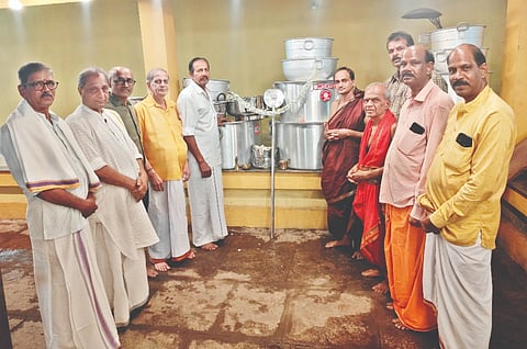  ಸದಾಶಿವ ದೇವಸ್ಥಾನದ ಅನ್ನದಾನಕ್ಕೆ ಅಡುಗೆ ಪಾತ್ರೆಗಳನ್ನು ಸಮರ್ಪಿಸಲಾಯಿತು. ಡಾ.ಹರಿಕೃಷ್ಣ ಪುನರೂರು, ಕಿಶೋರ್ ಶೆಟ್ಟಿ ಮುಂಬೈ, ಶ್ರೀನಾಥ್ ಭಟ್ ಇದ್ದರು.