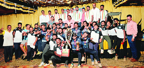  ಪಡುಪಣಂಬೂರು ಕ್ರಿಕೆಟರ್ಸ್ ತಂಡ ನಂದಾದೀಪ ಟ್ರೋಫಿ ಸ್ವೀಕರಿಸಿತು. ಅಧ್ಯಕ್ಷ ಪುರುಷೋತ್ತಮ ದೇವಾಡಿಗ, ಪ್ರತಿಭಾ ಕುಳಾಯಿ, ಯಜ್ಞೇಶ್ ಕರ್ಕೇರ ಮಿತ್ರಪಟ್ಣ ಮೊದಲಾದವರಿದ್ದರು.