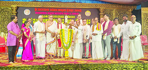 ಸಸಿಹಿತ್ಲು ಶ್ರೀ ಸಾರಂತ್ತಾಯ ಗರೋಡಿ ಉಳ್ಳಾಯ ದೈವಸ್ಥಾನ ಬ್ರಹ್ಮಕಲಶೋತ್ಸವದ ಧಾರ್ಮಿಕ ಸಭಾ ಕಾರ್ಯಕ್ರಮ ನಡೆಯಿತು. ರವಿ ಎಲ್.ಕರ್ಕೇರ, ಸುರೇಶ್ ಕುಮಾರ್ ಕದ್ರಿ, ಸಿ.ಬಿ.ಕರ್ಕೇರ, ಗಣೇಶ್ ಡಿ.ಪೂಜಾರಿ ಮತ್ತಿತರರಿದ್ದರು. 