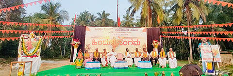 ಹಿಂದೂ ಸಂಗಮ ಕಾರ್ಯಕ್ರಮದಲ್ಲಿ ವೆಂಕಟೇಶ್ ಹೆಗ್ಡೆ ಮಾತನಾಡಿದರು. ಶ್ರೀಹರಿನಾರಾಯಣದಾಸ ಆಸ್ರಣ್ಣ, ಗುರುರಾಜ್ ಎಸ್.ಪೂಜಾರಿ ಮೊದಲಾದವರಿದ್ದರು. 