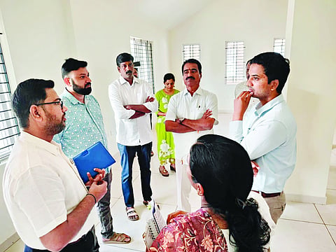 ಮೂಲ್ಕಿ ತಾಲೂಕು ಪ್ರಜಾ ಸೌಧ ಕಟ್ಟಡವನ್ನು ಜಿಲ್ಲಾಧಿಕಾರಿ ದರ್ಶನ್ ಎಚ್.ವಿ. ವೀಕ್ಷಿಸಿದರು. ಶಾಸಕ ಉಮಾನಾಥ ಕೋಟ್ಯಾನ್, ಮೂಲ್ಕಿ ತಹಸೀಲ್ದಾರ್ ಶ್ರೀಧರ ಮುಂದಲಮನಿ ಮೊದಲಾದವರಿದ್ದರು.
