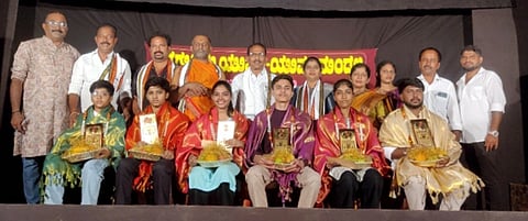  ಶೈಕ್ಷಣಿಕ ಸಾಧಕರಾದ ಶ್ರೀತನ್ ಡಿ.ದೇವಾಡಿಗ, ಶೋಧನ್ ಡಿ.ದೇವಾಡಿಗ, ಅನನ್ಯಾ, ಮೋನಿಷಾ, ಅರುಣ್ ಕುಮಾರ್, ಹಿತೇಶ್ ವೈ.ಕೋಟ್ಯಾನ್ ಮತ್ತು ಶೃಜನ್ ಟಿ.ಕೋಟ್ಯಾನ್ ಅವರನ್ನು ಸನ್ಮಾನಿಸಲಾಯಿತು. ಕೃಷ್ಣರಾಜ್ ಭಟ್, ರಂಗನಾಥ ಶೆಟ್ಟಿ, ಜೈಕೃಷ್ಣ ಬಿ.ಕೋಟ್ಯಾನ್, ಗಾಯತ್ರಿ ಎನ್.ಆರ್., ವಾಸು ಪೂಜಾರಿ ಕೊಲಕಾಡಿ, ಅಶೋಕ್ ಆರ್.ಅಮೀನ್ ಮತ್ತಿತರರಿದ್ದರು. 