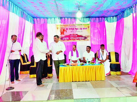 ಮಂಡಲೋತ್ಸವ ಧಾರ್ಮಿಕ ಸಭೆಯಲ್ಲಿ ವಸಂತ್ ಬರ್ನಾಡ್ ವಿಕಲಚೇತನರಿಗೆ ಸಹಾಯಧನ ವಿತರಿಸಿದರು.  