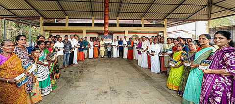 ಅಷ್ಟಬಂಧ ಪ್ರತಿಷ್ಠಾಪನಾ ಬ್ರಹ್ಮಕಲಶಾಭಿಷೇಕ ಮಹೋತ್ಸವದ ಆಮಂತ್ರಣ ಪತ್ರಿಕೆ ಬಿಡುಗಡೆ ಮಾಡಲಾಯಿತು. ಅರ್ಚಕ ಪಿ.ಸುಬ್ರಹ್ಮಣ್ಯ ಭಟ್, ಗುತ್ತಿನಾರ್ ಸುಧಾಕರ ಶೆಟ್ಟಿ ದೆಪ್ಪುಣಿಗುತ್ತು ಮೊದಲಾದವರಿದ್ದರು.