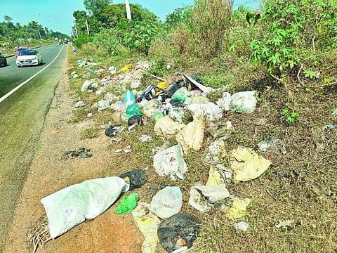  ಹೆದ್ದಾರಿ ಬದಿಯಲ್ಲಿ ಎಸೆದು ಹೋಗಿರುವ ತ್ಯಾಜ್ಯ.
