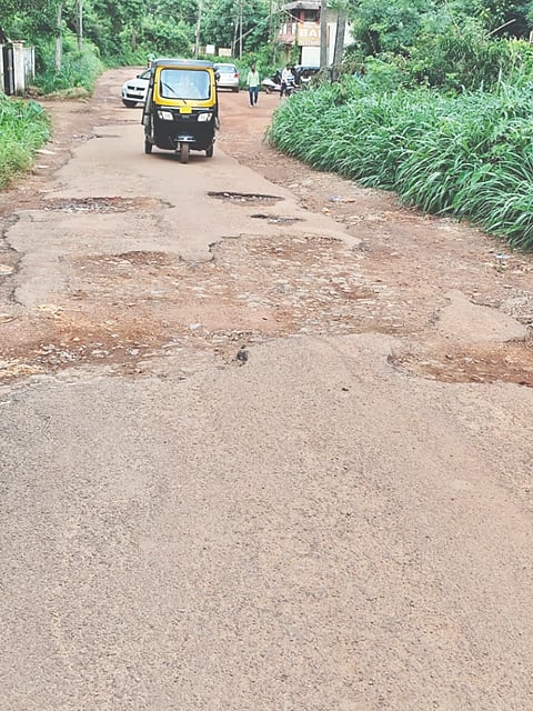  ಹೊಂಡ-ಗುಂಡಿಗಳಿಂದ ಕೂಡಿದ ಮೂಲ್ಕಿ-ಮೂಡುಬಿದಿರೆ ರಾಜ್ಯ ಹೆದ್ದಾರಿ ಹಾಗೂ ರೈಲ್ವೆ ನಿಲ್ದಾಣ ಸಂಪರ್ಕ ರಸ್ತೆ.
