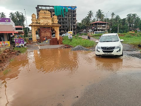  ಬಪ್ಪನಾಡು ಶ್ರೀ ದುರ್ಗಾಪರಮೇಶ್ವರಿ ದೇವಸ್ಥಾನದಲ್ಲಿ ಮಳೆ ನೀರು ತುಂಬಿ ಕೃತಕ ನೆರೆ.  