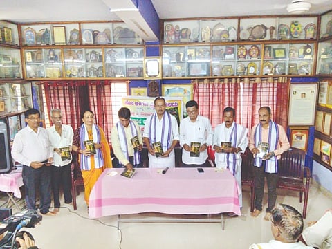 ಡಾ.ಹರಿಶ್ಚಂದ್ರ ಪಿ.ಸಾಲ್ಯಾನ್ ರಚಿಸಿದ ತುಳುನಾಡಿನ ಆಟಿ ತಿಂಗಳು ಕೃತಿ ಬಿಡುಗಡೆಗೊಳಿಸಲಾಯಿತು. ಧರ್ಮದರ್ಶಿ ಡಾ.ಹರಿಕೃಷ್ಣ ಪುನರೂರು, ನವೀನ್ ಶೆಟ್ಟಿ ಎಡ್ಮೆಮಾರ್, ಪಿ.ಕೆ.ಸದಾನಂದ ಮೊದಲಾದವರಿದ್ದರು.