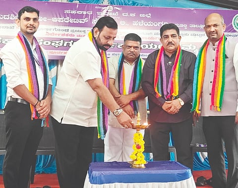  ದ.ಕ. ಜಿಲ್ಲಾ ಕೇಂದ್ರ ಸಹಕಾರ ಬ್ಯಾಂಕ್ ಹಾಗೂ ಬೆಂಗಳೂರು ಕರ್ನಾಟಕ ಹಾಲು ಉತ್ಪಾದಕರ ಒಕ್ಕೂಟ ನಿರ್ದೇಶಕ ಡಾ.ಐಕಳಬಾವ ದೇವಿ ಪ್ರಸಾದ್ ಶೆಟ್ಟಿ ತರಬೇತಿ ಕಾರ್ಯಾಗಾರ ಉದ್ಘಾಟಿಸಿದರು. ಪಡುಬಿದ್ರಿ ವ್ಯವಸಾಯ ಸೇವಾ ಸಹಕಾರಿ ಸಂಘ ಅಧ್ಯಕ್ಷ ವೈ.ಸುಧೀರ್ ಕುಮಾರ್, ಹಳೆಯಂಗಡಿ ಪ್ರಿಯದರ್ಶಿನಿ ಕೋ-ಆಪರೇಟಿವ್ ಸೊಸೈಟಿ ಅಧ್ಯಕ್ಷ ವಸಂತ್ ಬೆರ್ನಾಡ್ ಇದ್ದರು.