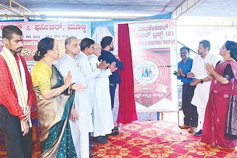  ಸುರಭಿ ಎಜುಕೇಶನಲ್ ಮತ್ತು ಚಾರಿಟೆಬಲ್ ಟ್ರಸ್ಟ್‌ಗೆ ಕೆಪಿಸಿಸಿ ಪ್ರಧಾನ ಕಾರ್ಯದರ್ಶಿ ಮಿಥುನ್ ಎಂ.ರೈ ಚಾಲನೆ ನೀಡಿದರು. ಟ್ರಸ್ಟ್ ಅಧ್ಯಕ್ಷ ಜಾನ್ ಕ್ವಾಡ್ರಸ್, ಕಿನ್ನಿಗೋಳಿ ಯುಗಪುರುಷದ ಸಂಪಾದಕ ಭುವನಾಭಿರಾಮ ಉಡುಪ, ಕನ್ನಂಗಾರು ಜುಮಾ ಮಸೀದಿ ಉಪಾಧ್ಯಕ್ಷ ಅಬ್ದುಲ್ ಹಮೀದ್ ಮಿಲ್ಾ ಮೊದಲಾದವರಿದ್ದರು.