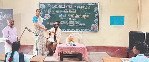 ಮೂಲ್ಕಿಯ ಹಳೆಯಂಗಡಿ ಶ್ರೀ ನಾರಾಯಣ ಸನಿಲ್ ಸರ್ಕಾರಿ ಪದವಿ ಪೂರ್ವ ಕಾಲೇಜಿನಲ್ಲಿ ನಾದ ಮಣಿನಾಲ್ಕೂರು ಅವರನ್ನು ಗೌರವಿಸಲಾಯಿತು. ಉಪನ್ಯಾಸಕಿ ಆಶಾಲತಾ ಮೊದಲಾದವರಿದ್ದರು.  