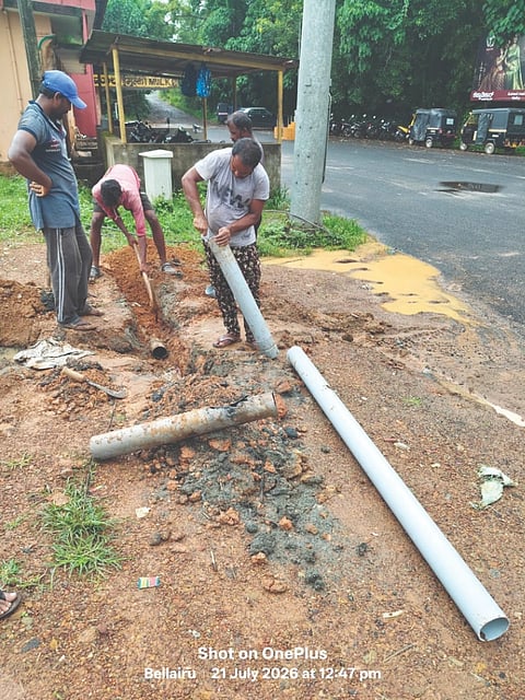  ಶೌಚಗೃಹದ ತ್ಯಾಜ್ಯ ಪೈಪ್‌ಗಳನ್ನು ಬದಲಿಸುತ್ತಿರುವ ಕಾರ್ಮಿಕರು.
