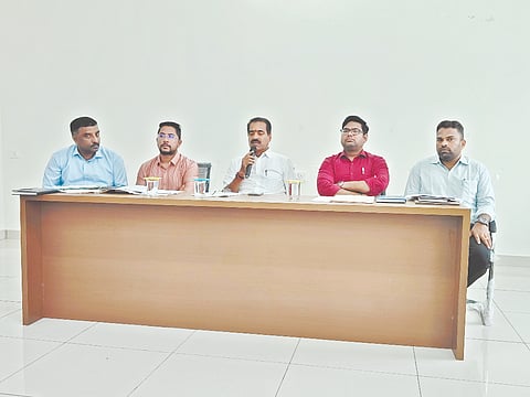 ಮೂಲ್ಕಿ ತಾಲೂಕು ಆಡಳಿತ ಪ್ರಜಾಸೌಧದಲ್ಲಿ ವಿವಿಧ ಪಂಚಾಯಿತಿ ಅಭಿವೃದ್ಧಿ ಅಧಿಕಾರಿಗಳ ಟಾಸ್ಕ್ ಫೋರ್ಸ್ ಸಭೆಯಲ್ಲಿ ಶಾಸಕ ಉಮಾನಾಥ ಕೋಟ್ಯಾನ್ ಮಾತನಾಡಿದರು. ಮೂಲ್ಕಿ ತಹಸೀಲ್ದಾರ್ ಪೃಥ್ವೀ ಸಾನಿಕಂ, ಮೂಡುಬಿದಿರೆ ತಹಸೀಲ್ದಾರ್ ಶ್ರೀಧರ ಮುಂದಲಮನಿ ಮೊದಲಾದವರಿದ್ದರು.  