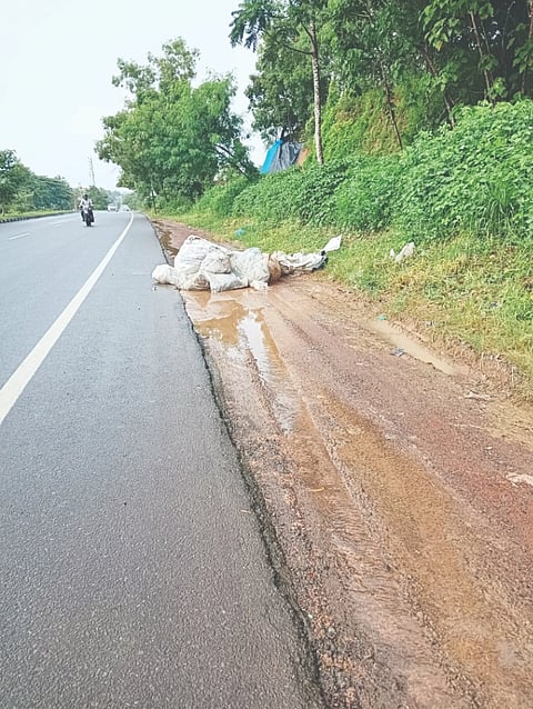  ಅಜ್ಞಾತ ವ್ಯಕ್ತಿಗಳು ಹೆದ್ದಾರಿಯಲ್ಲಿ ತ್ಯಾಜ್ಯ ಎಸೆದು ಪರಾರಿಯಾಗಿದ್ದಾರೆ.