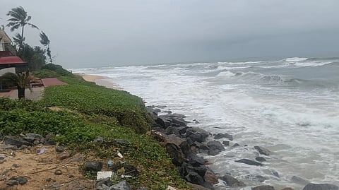 ಲಚ್ಚಿಲ್ ಶ್ರೀ ರಾಮ ಭಜನಾ ಮಂದಿರದ ಬಳಿ ಕಡಲ್ಕೊರೆತ ತೀವ್ರಗೊಂಡಿದೆ.