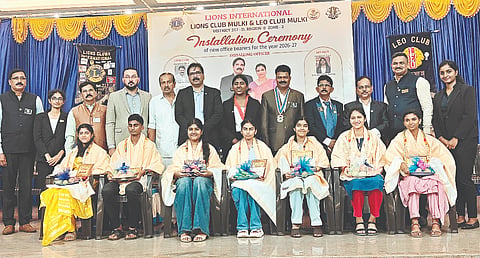  ಲಯನ್ಸ್ ಕ್ಲಬ್ ಪದಗ್ರಹಣ ಸಮಾರಂಭದಲ್ಲಿ ಶೈಕ್ಷಣಿಕ ಸಾಧಕ ವಿದ್ಯಾರ್ಥಿಗಳನ್ನು ಗೌರವಿಸಲಾಯಿತು. ಧರ್ಮದರ್ಶಿ ಡಾ.ಹರಿಕೃಷ್ಣ ಪುನರೂರು, ಲಯನ್ಸ್ ಸಂಸ್ಥೆ ರಮೇಶ್ ರಾಥೋಡ್, ದೀಪಕ್ ಪೆರ್ಮುದೆ ಮೊದಲಾದವರಿದ್ದರು.  