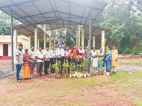  ಹಿಂದೂ ರುದ್ರಭೂಮಿಯಲ್ಲಿ ಪರಿಸರ ಸಂರಕ್ಷಣೆ ಅಭಿಯಾನ ಪ್ರಯುಕ್ತ ವನಮಹೋತ್ಸವ ನಡೆಯಿತು. ಸುಧೀರ್ ಶೆಟ್ಟಿ, ಹಿಂದೂ ರುದ್ರಭೂಮಿ ಸಮಿತಿ ಅಧ್ಯಕ್ಷ ಕೃಷ್ಣ ಶೆಟ್ಟಿಗಾರ್, ಮಹಿಳಾ ಮಂಡಲ ಅಧ್ಯಕ್ಷೆ ಮೋಹಿನಿ ಕೋಟ್ಯಾನ್ ಇದ್ದರು.  