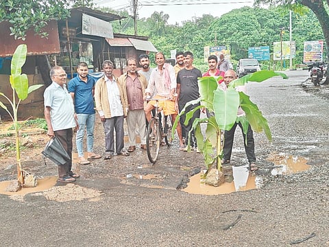  ಮೂಲ್ಕಿ ವಿಜಯ ಸನ್ನಿಧಿ ಜಂಕ್ಷನ್ ಬಳಿ ಬೃಹತ್ ಹೊಂಡದಲ್ಲಿ ಬಾಳೆಗಿಡ ನೆಟ್ಟು ಸ್ಥಳೀಯರು ಪ್ರತಿಭಟನೆ ನಡೆಸಿದರು.