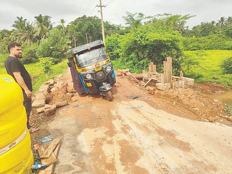 ಮೋರಿ ಕಾಮಗಾರಿ ಸ್ಥಳದಲ್ಲಿ ಸಿಲುಕಿಕೊಂಡ ರಿಕ್ಷಾ.