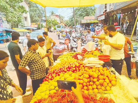  ಕಾರ್ನಾಡು ವಾರದ ಸಂತೆಗೆ ಮೂಲ್ಕಿ ನಗರ ಪಂಚಾಯಿತಿ ಅಧಿಕಾರಿಗಳು ದಾಳಿ ನಡೆಸಿದರು.